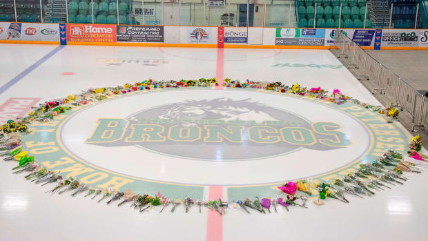 humboldt-broncos-ice-memorial.jpg